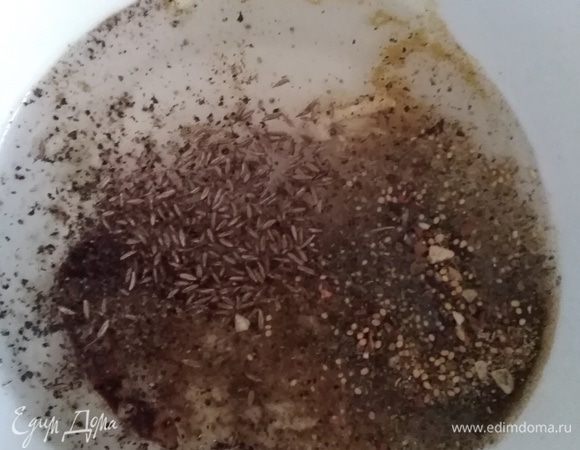 Добавить пропущенный через пресс чеснок, специи и соль (чайная ложка без горки). Чили перец добавляйте по своему вкусу, я добавила на кончике ножа.