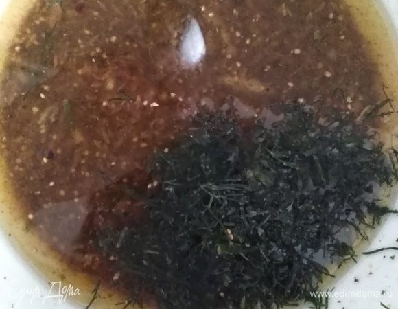 Добавить рубленую зелень, у меня укроп, и перемешать.