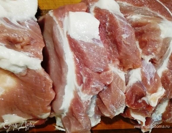Свиной карбонат нарезать поперек волокон толщиной около 1 см.