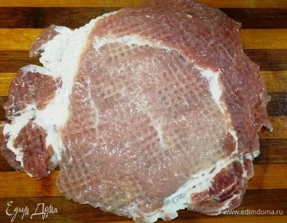 Кусочек выложить между двумя полиэтиленовыми мешочками и хорошо отбить.