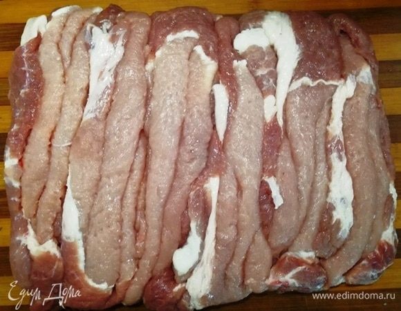 Уложить кусочки плотно друг к другу.