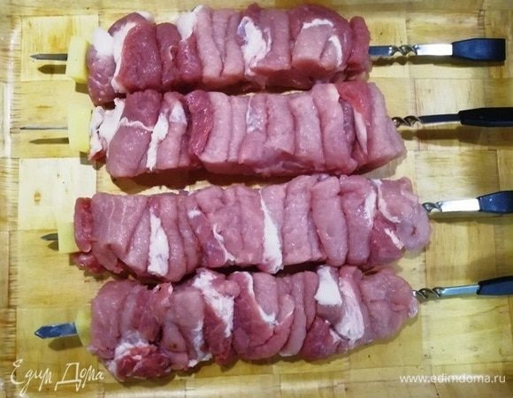 Разрезать между шпажками. Получились порционные шашлыки.