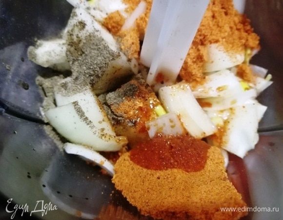 Для маринада в чаше измельчителя смешать соевый соус, растительное масло, луковицу и специи (на ваш вкус).