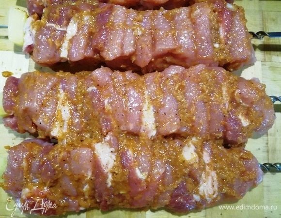 Силиконовой кисточкой хорошо промазать шашлык со всех сторон маринадом. Промариновать шашлык 30 минут.