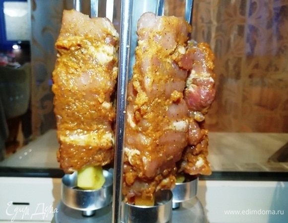 Установить шпажки в электрошашлычницу. Так как шашлык будет жариться вертикально, он получится не такой красивый, как на мангале (ниже я покажу, как выглядит шашлык при горизонтальной жарке), но очень вкусный.