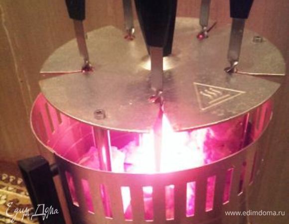 Жарим шашлык 25 минут, обливаясь слюной.