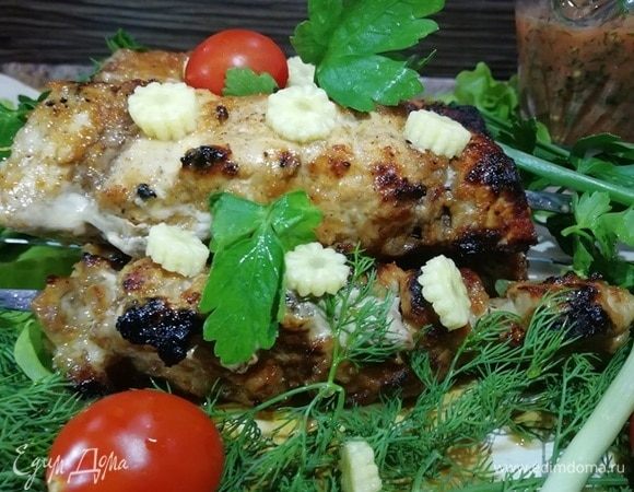 Подаем готовый шашлык с зеленью, помидорами и соусом.