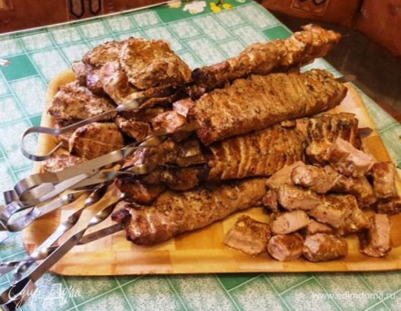 А так этот шашлык выглядит, если будете жарить на мангале (на фото в центре конструкции на длинных шпажках).