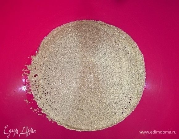 Как всегда начнем с приготовления теста. В 1/2 стакана воды разведем дрожжи и 1 ч.л. сахара.