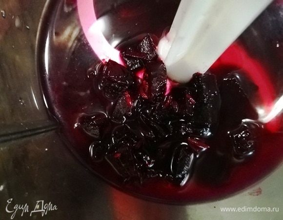 Вареную свеклу вместе с 1/2 стакана воды измельчаем.