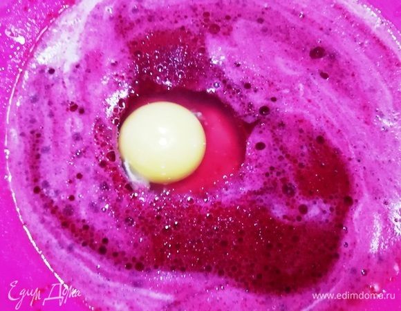 К дрожжам добавляем свекольную смесь, яйцо, соль, растительное масло и перемешиваем.