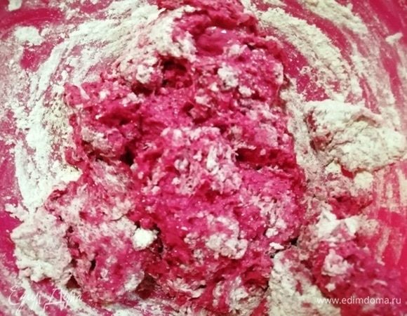 Постепенно добавляем муку и замешиваем тесто.