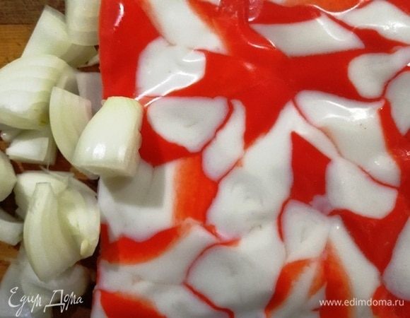 Крабовое мясо размораживать не надо, так оно сделает котлеты сочнее. Пропускаем вместе с луком через мясорубку.