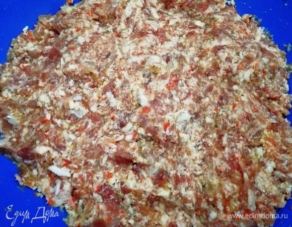 Перемешиваем фарш и отправляем в холодильник, пока занимаемся булочками.