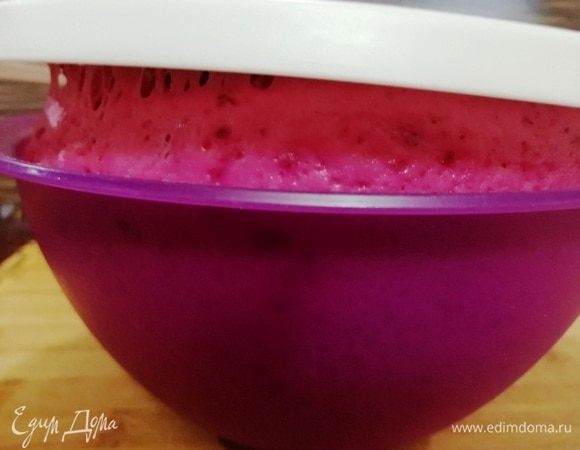 Прошло 30 минут и тесто радостно «поприветствовало» меня.