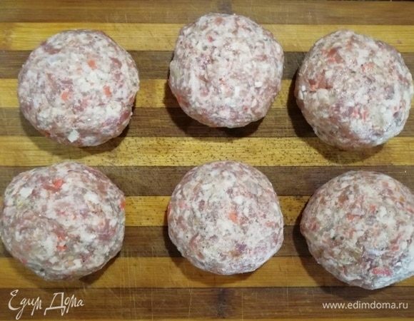 Фарш отдохнул, делаем одинаковые колобки.