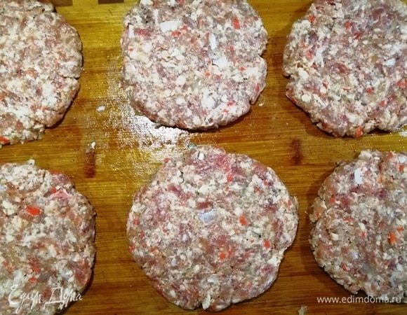 Формируем плоские котлеты.