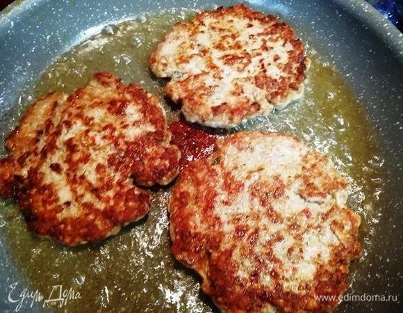 Обжариваем котлеты на раскаленной сковороде с двух сторон.