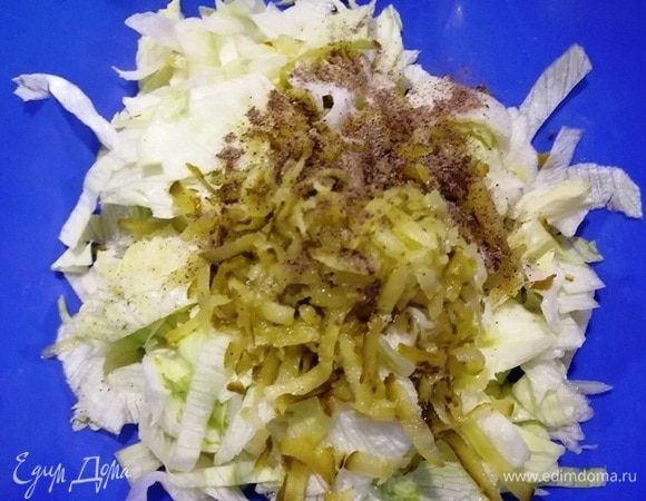 Салат айсберг нарезаем и смешиваем с натертым маринованным огурчиком.