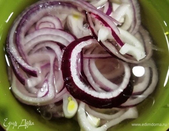 Красный лук нарезаем кольцами и маринуем в воде с уксусом, сахаром и солью.