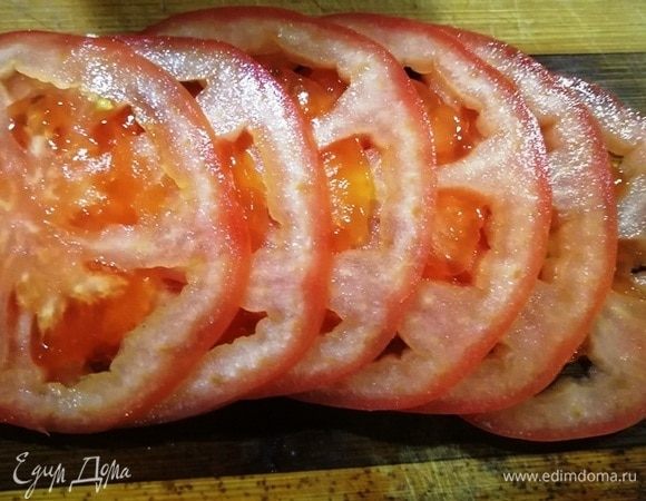 Нарезаем помидор.