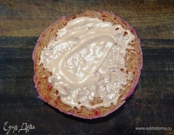 Обе половинки смазываем соусом.