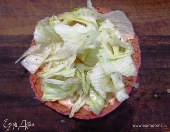 Выкладываем на нижнюю часть булочки салат с огурчиком.