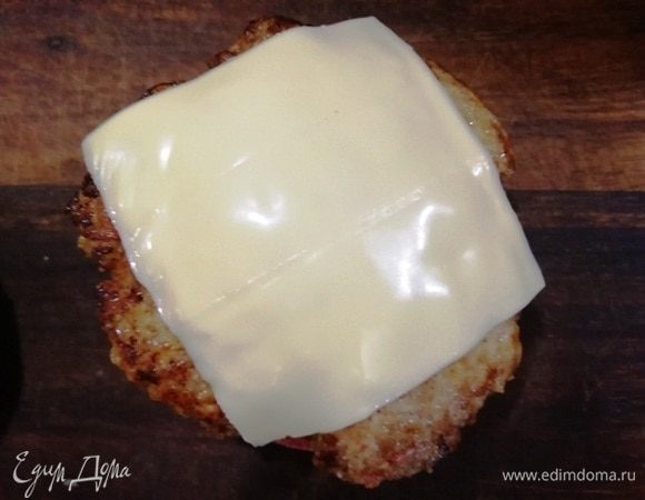 Выкладываем котлету, сверху пластинку сыра.