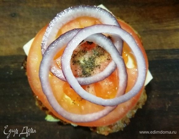 Помидор солим, перчим, укладываем кольца маринованного лука.