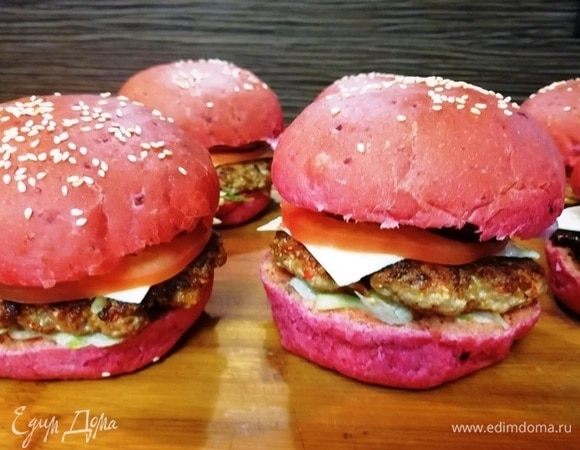 Накрываем верхней частью булочки. Бургеры готовы!