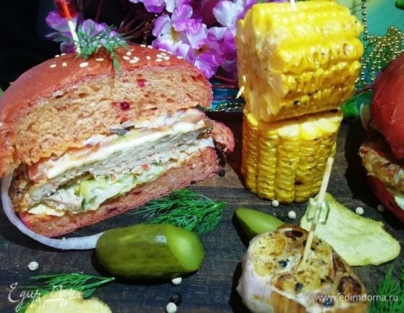 Подаем наши розовые бургеры. Булочки получились нежные, воздушные, начинка вкусная и сочная.