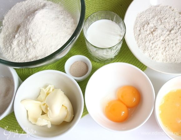 Приготовить все необходимое. Пакетик с сухими дрожжами должен быть открыт непосредственно перед работой. Яйца и масло вынуть из холодильника заранее. Половинку яйца, желтки затянуть пленкой.