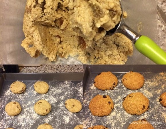 Духовку нагреть до 180–200°C. Противень слегка посыпать мукой. Из теста сформировать шарики, слегка приплюснуть рукой и разложить на противень. Выпекать печенье 15–18 минут.