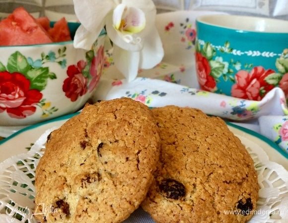 Готовое печенье очень аккуратно (горячее печенье очень мягкое!) перенести на решетку и полностью остудить.