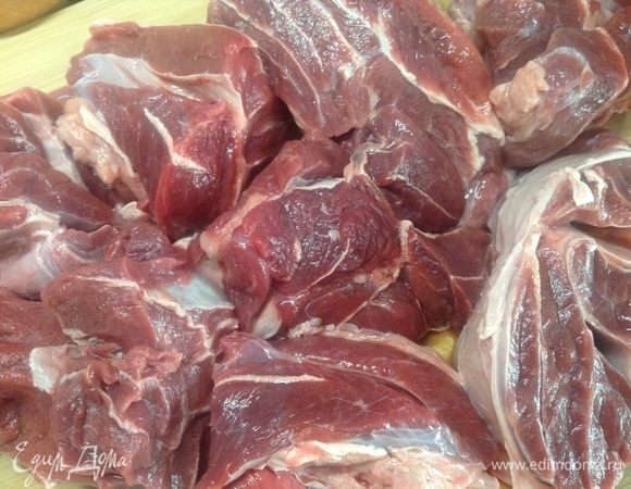 Берем нежирную говядину. Куски большие, с пол- или с кулак.