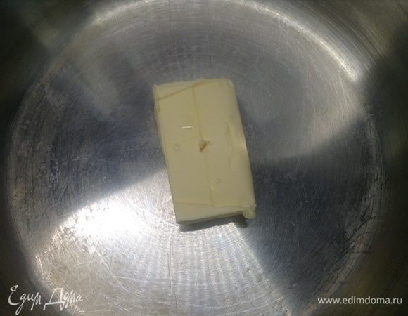 На дно кастрюли — половину пачки масла сливочного (грамм 100).