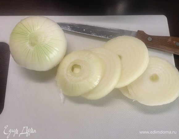 Две из четырех луковицы режем толстенькими кольцами.