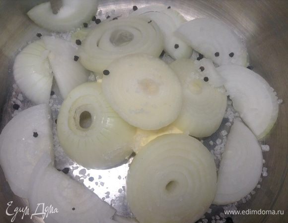 Выстилаем ими дно, соль и перец горошком добавляем.