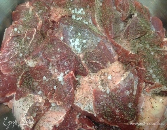 Мясо плотно укладываем на луковые кольца. Сверху — соль и черный перец, предварительно помятый-подавленный.