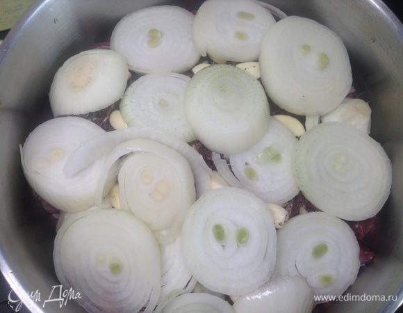 Вторые две луковицы режем кольцами и укладываем на мясо.