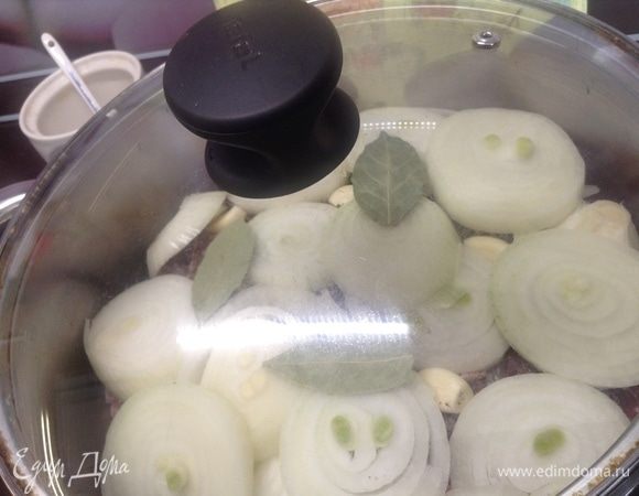 Добавляем лавровый лист, вдыхаем «первичные» ароматы, закрываем крышкой, и пусть так полчасика отдыхает, маринуется. Тем временем подумаем об овощах двух «секторов» — что будем для соуса-томления, что — для гарнира. Хотя, конечно же, все готовим «в одной бочке»:)