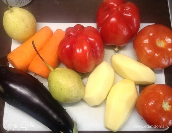 В общем-то, тут все, что в этот раз пошло в дело. Скажу честно, груши тут (при чем самые твердые) от того, что айвы не оказалось. Айва, конечно же, — ого-го. Думаю, мысль тут простая «по-крупному». Для соуса, в котором томится мясо, на мой взгляд, обязательно — лук, чеснок, помидоры, морковь, перец сладкий. Это все некрупно режем и слоями. А вот остальное, это все. как в семье, среди друзей или в конкретный разок — душа захотела, а возможности сказали «да»:) По мне, так на гарнир с таким душевным мясом хороши картошка, айва (груши, яблоки), морковь, перец сладкий (лучше разноцветный). И чеснок целыми головками. О! Забыл. Цветная капуста, если случится, будет очень к месту...