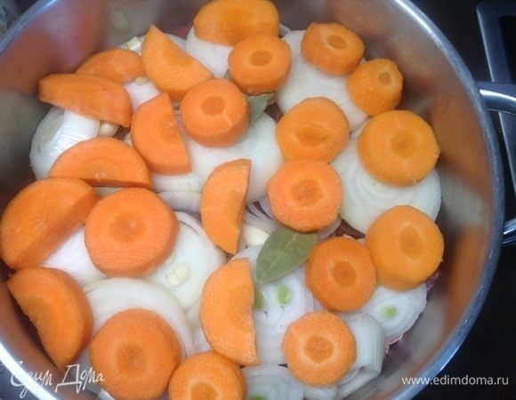 Морковь режем и слой укладываем. Толстенько режем, чтобы она осталась и на гарнир.