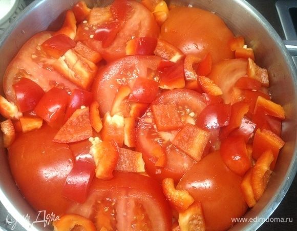 Половину сладких красных перцев кубиками нарезали и на помидорки, это для вкуса, аромата, они, конечно же, уйдут в процессе... Но без перчика не то.