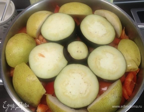По периметру кастрюли — разрезанные на четверти груши плотненько, и в этот же слой в серединку — кольцами крупными баклажан.