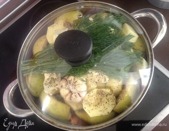 Крышкой закрыли и слушаем, наблюдаем... Сперва тишина. Минут через 5–10 зашкворчало снизу кастрюльки.