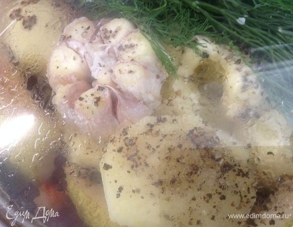 Минут через 20 с начала так вот под крышкой будет, «парно», маслице побежало... В общем, от начала на сильном огне через минут 25–30 перевести на самый малый огонь, чтобы только «бульк». Это важно, именно на самый-самый малый. Это залог — мясо будет нежнейшее, овощи, что на гарнир, — ароматнейшие, а набежавший со всей этой красоты бульон — кристально чистым и благоухающим.