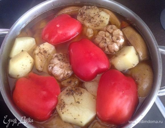 Зелень убрали (она все уже отдала), разрезали перцы на половинки и плотно уложили сверху, утопив их слегка в жидком. Это, к слову, как и в плове, вносит киргизские нотки, крупно нарезанный сверху перец.