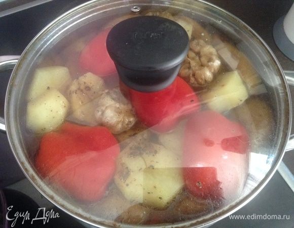 Снова крышкой прикрыли и еще часок-полтора. Общее время приготовления на огне (чуть на большом и потом все время на малом-малом) — часа три, три с половиной.