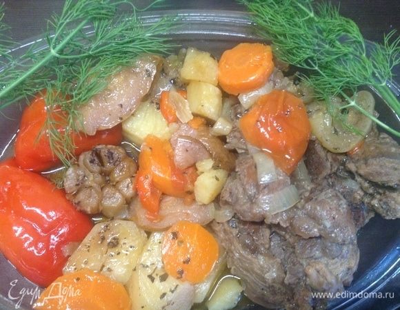Выложили несколько кусков мяса со дна и крупные овощи на гарнир аккуратненько на блюдо (чуть полили соусом из кастрюли), которое можно в духовку, а потом его же (на подставке) — в середину стола. И в супергорячую духовку или под гриль, дабы припечь слегка. Без укропа, конечно, тут он для настроения. И пока будет запекаться, нарежем его мелко.
